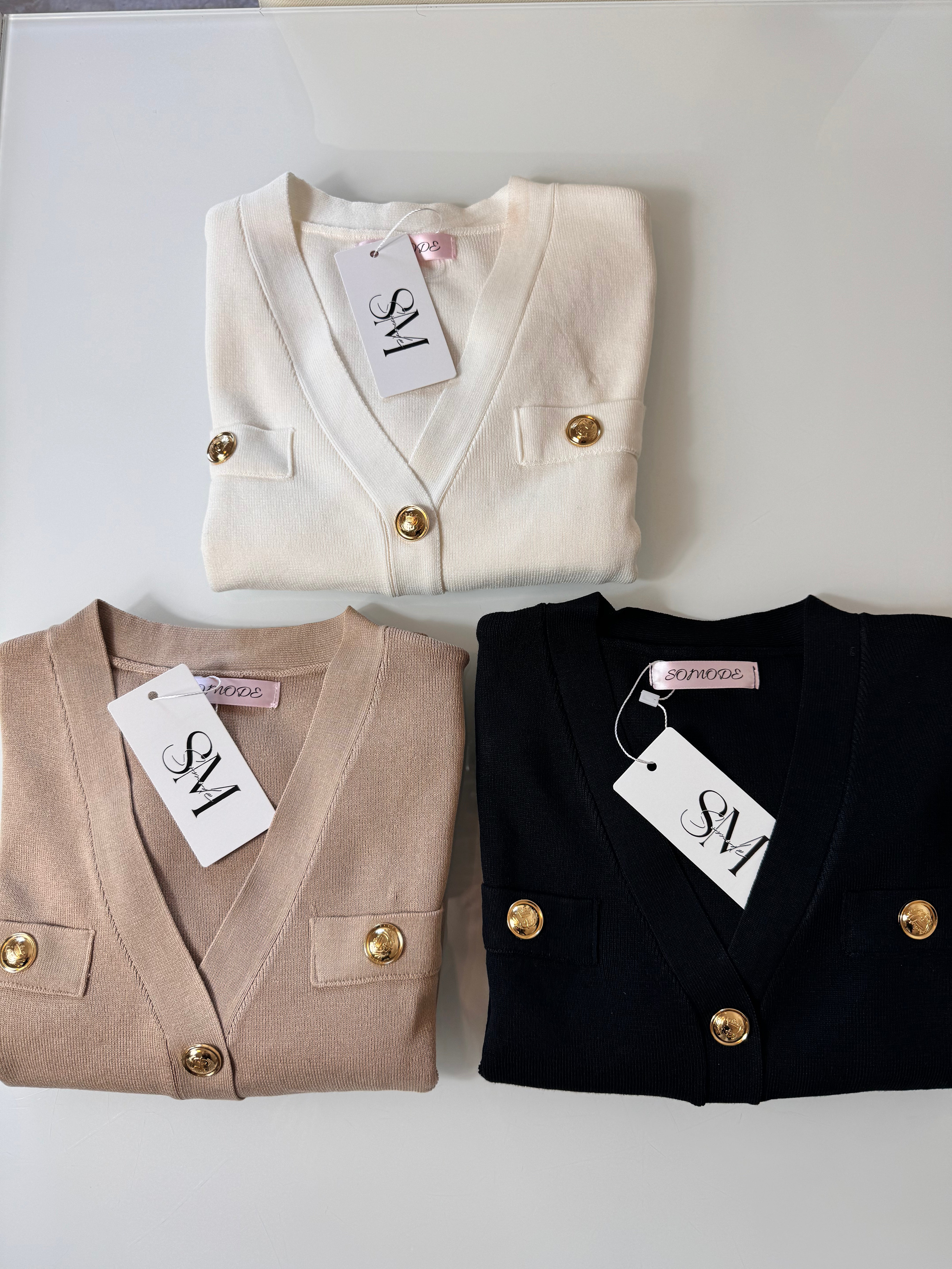 Cardigan con bottoni oro
